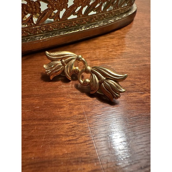 VINTAGE Gold Tone Flower Earrings - Picture 2 of 3